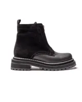 Botinetas de cuero negro con diseño combinado en gamuza y cuero texturizado. Presentan cierre frontal central, suela track dentada con costuras visibles en contraste y caña media.