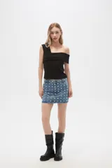 Minifalda de jean azul con tachas plateadas.