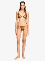 Bombacha de tiro bajo con acabado metálico brillante, confeccionada en tejido elástico suave, con detalle de logo metálico en la cadera.