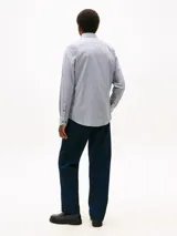 Camisa de manga larga Tommy Hilfiger de corte regular, confeccionada en sarga de puro algodón con diseño a cuadros finos y cuello abotonado. Cuenta con cierre frontal de botones y el logo bordado en el pecho.