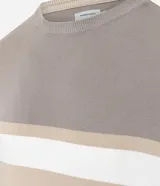 Suéter de punto con diseño de bloques de color horizontal en tonos beige, blanco y verde oscuro, cuello redondo y manga larga.