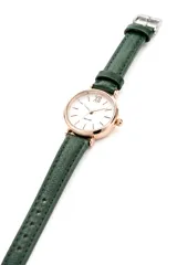 Reloj analógico Kairo con caja redonda de metal color oro rosado, esfera blanca con números romanos y manecillas delicadas, y correa de cuero sintético verde oscuro.