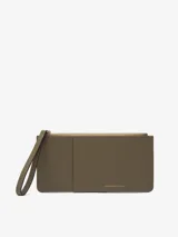 Monedero grande de piel bovina color verde oliva, con cierre de cremallera superior, correa de mano lateral, bolsillo frontal y tarjetero en la parte trasera con logo grabado.