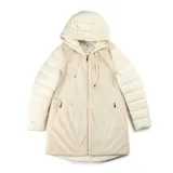 Campera blanca con capucha, cierre frontal y bolsillos con cierre. Tiene efecto de pelo sintético en el frente y dorso, y está confeccionada en poliéster y nylon.