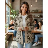 Sobre camisa de pana con estampado animal print, cuello camisero, mangas largas y cierre frontal con botones.