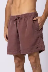 Short de baño de corte clásico con cintura elástica y cordón ajustable. Presenta un acabado efecto lavado vintage, bolsillos laterales y un pequeño logo bordado en la parte inferior.