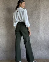 Pantalón de jean estilo wide leg con costuras verticales frontales, tiro alto y bolsillos laterales.