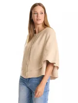 Capa de tejido de punto con diseño de doble capa superpuesta, cuello a la base y cierre frontal con botones. Presenta mangas estilo japonés y terminaciones acanaladas en el ruedo.