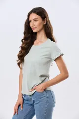 Remera de algodón color verde menta, con escote redondo y mangas corta con detalles de volados sutiles en los puños.