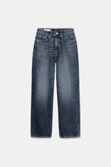 Jeans de tiro alto con corte mom fit, cinco bolsillos y cierre frontal con cremallera y botón metálico.