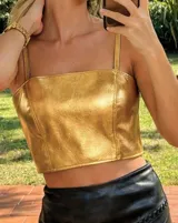 Top corto dorado con tirantes finos y escote recto.