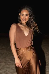 Cinto dorado con eslabones ovalados adornados con strass.