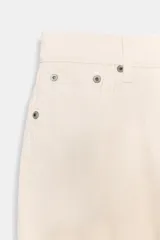 Jeans de mezclilla azul claro, tiro medio, corte recto y ligeramente acampanado en el bajo. Presenta cinco bolsillos y cierre frontal con cremallera y botón metálico.