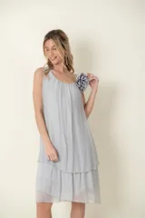 Vestido midi de seda negro con diseño de capas y volados en el bajo, sin mangas y escote redondo fruncido.