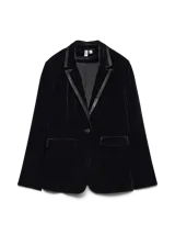 Blazer de terciopelo negro con cuello smoking y solapas en satén. Presenta un cierre frontal con un botón, bolsillos laterales con solapa y un corte regular estructurado.