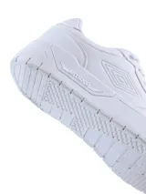 Championes Umbro modelo Milo High para hombre, de diseño urbano en color beige con detalles en azul marino y suela blanca.