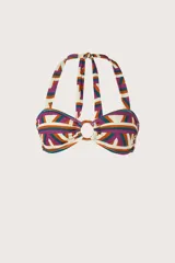 Top de bikini bandeau con estampado geométrico multicolor en tonos terracota, violeta, verde azulado y blanco. Cuenta con tirantes para anudar al cuello y una argolla circular de carey en el centro del busto.