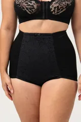 Faja bombacha de tiro alto color negro, con pieza central reforzada de encaje y fundillo de algodón.