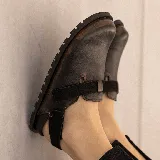 Zuecos de cuero marrón con tira de ajuste de velcro color borgoña.