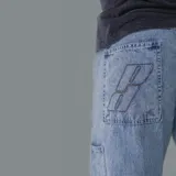 Pantalón de jean celeste con bolsillos delanteros con diseño curvo y corte recto.