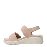 Sandalias de plataforma baja Lady Confort Lanny, color beige, con dos tiras anchas en el empeine con cierre de velcro y detalles metálicos dorados. Tira ajustable en el talón.
