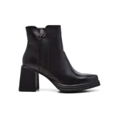 Botín negro de cuero sintético con caña corta, cierre lateral con detalle de tirador metálico con el logo de la marca, punta cuadrada y taco geométrico.