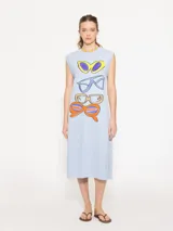 Túnica de algodón color celeste claro, sin mangas, con escote redondo y tajos laterales. Presenta un estampado frontal de cuatro pares de gafas de sol de diferentes estilos y colores.