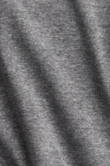 Top de punto suave con cuello alto y mangas largas, de corte entallado.