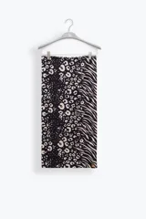 Pareo de playa con estampado combinado animal print de leopardo y cebra, en tonos negro y beige.