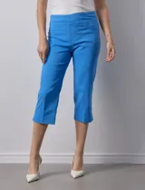 Pantalón capri blanco de gabardina elastizada. Pretina ancha elastizada, delantera con bolsillos simulados y trasera con bolsillos aplicados.