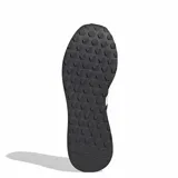 Championes deportivos Adidas Runtamed Platform, color negro con detalles en gris y las icónicas tres tiras blancas en los laterales. Presentan una suela con plataforma y diseño ergonómico.