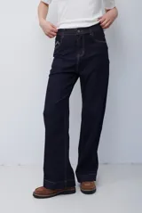 Jean de corte recto y tiro medio, confeccionado en denim azul oscuro con costuras en contraste color ocre.