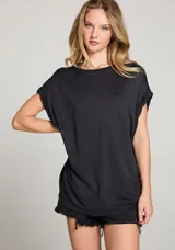 Camiseta negra de mangas cortas y corte amplio.