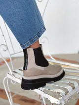 Botas Chelsea color visón de cuero con elástico lateral negro, suela track y tirador trasero.