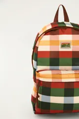 Mochila rectangular con estampado a cuadros multicolor, bolsillo frontal con cierre y tiras ajustables.