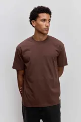 Remera de manga corta y cuello redondo, de corte clásico y color marrón.