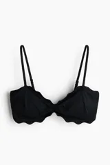 Top de bikini con relleno, ribetes festoneados y costura fruncida en el centro del busto. Cuenta con breteles ajustables y varillas laterales.
