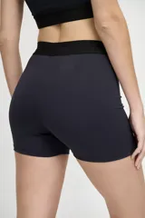 Calza corta de lycra color azul marino, de tiro alto y compresión media.