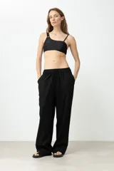 Top de bikini asimétrico color rojo con un solo tirante y detalle de aro metálico en el hombro.