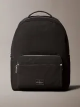 Mochila negra de poliéster reciclado con asa de mano y correas ajustables acolchadas. Tiene cierre principal con cremallera, bolsillo frontal con cremallera, bolsillos laterales expandibles y funda interior acolchada para portátil.