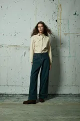 Jean de corte wide leg en color azul oscuro, con tiro medio y ruedo ancho con costura reforzada.