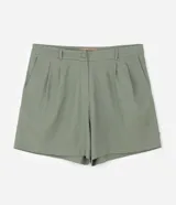 Bermuda de corte sastrero color verde oliva, confeccionada en mezcla de viscosa y lino. Presenta pliegues frontales, bolsillos laterales, trabillas para cinturón y cierre frontal con botón y cremallera.