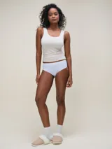 Musculosa de microfibra con tecnología seamless, diseño ajustado al cuerpo, cuello redondo y breteles anchos.