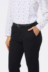 Pantalon de gabardina negro de corte recto con spandex, bolsillos laterales y presillas para cinturon.
