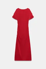 Vestido midi rojo confeccionado en punto, de cuello barco y manga corta, con detalles drapeados en los laterales.