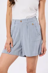 Short de viscolino color beige, con media cintura elastizada, bolsillos amplios y detalle de volado en los laterales.