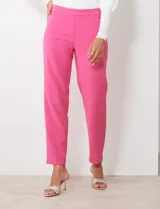 Pantalón de vestir color fucsia, de crepe, marca Zac & Rachel, con bolsillos inclinados en la parte delantera y bolsillos ojal en la parte trasera.