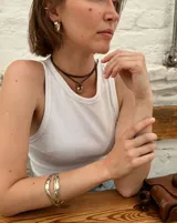 Brazalete rígido de bronce y alpaca maciza, con diseño orgánico irregular.