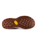 Championes de trail running New Balance Fresh Foam X Hierro v8 para mujer. Capellada color borgoña con detalles en naranja y logo "N" en el lateral. Entresuela Fresh Foam X y suela Vibram® Eco-Step Natural.