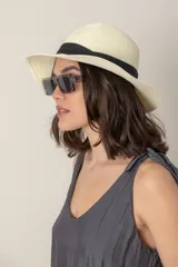 Sombrero de ala ancha color negro, con cinta negra alrededor de la copa.